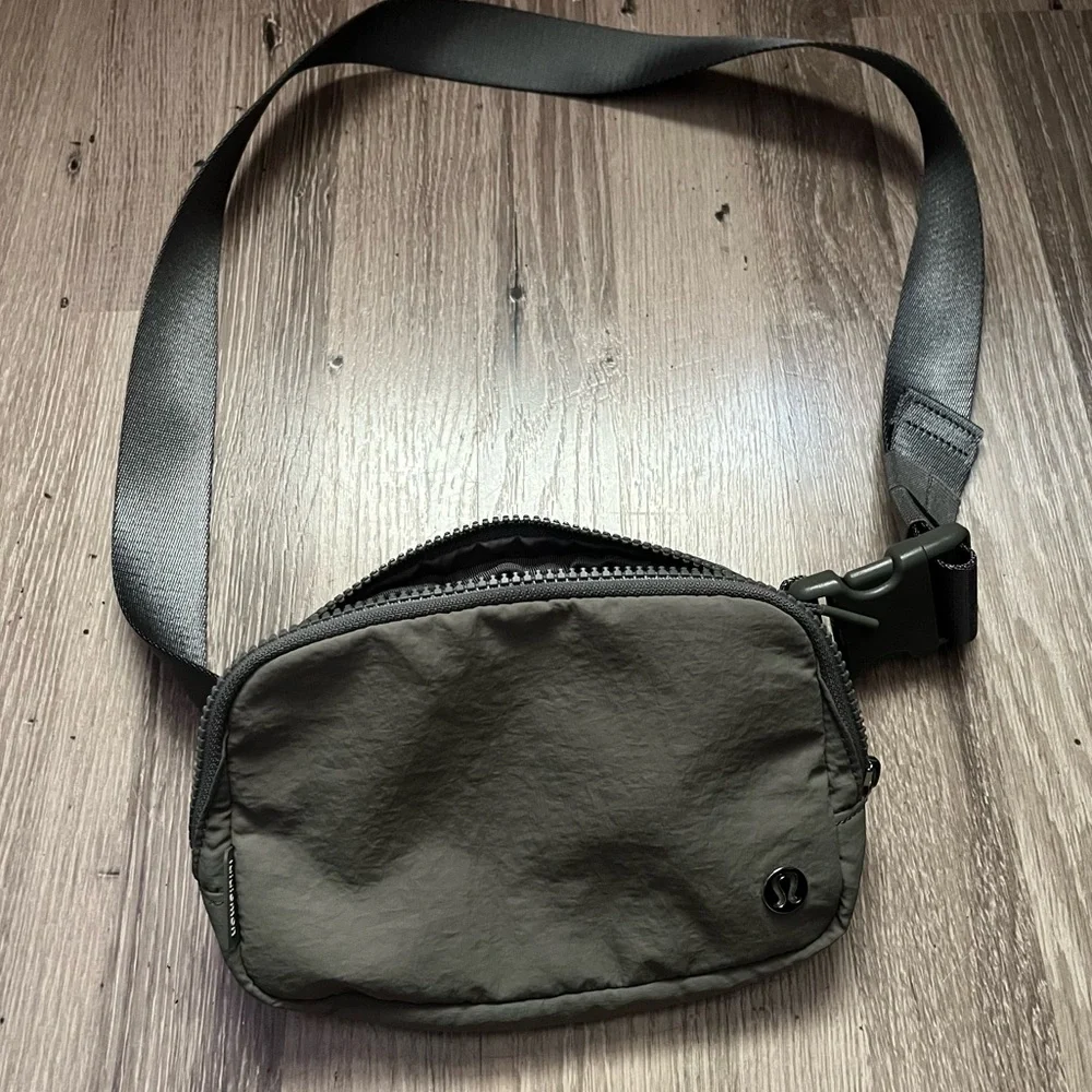 🆕lululemon Everywhere Belt Bag -Green - Picture 8 of 9